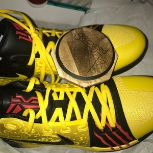 kobe and kyrie collab shoe